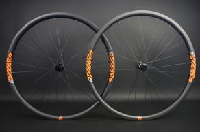 am928-29er-dt-swiss-350-carbon-mtb-wheelset-orange-decals